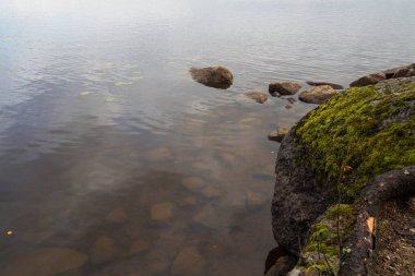 Nehirde büyük taşlar