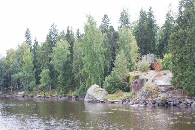 Nehirde büyük taşlar