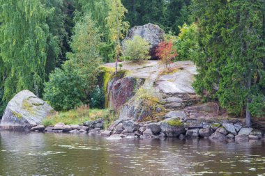 Nehirde büyük taşlar