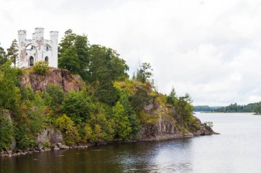 Nehrin diğer tarafında beyaz bir kale.