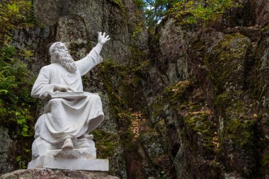 Dağlarda bir Tanrı heykeli
