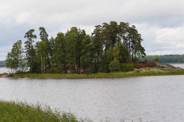 Nehirde büyük taşlar
