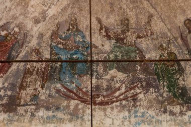 Ormanda terk edilmiş bir kilise.