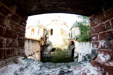 Ormanda terk edilmiş bir kilise.