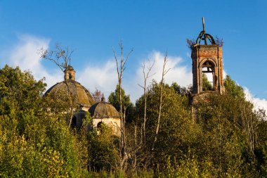 Ormanda terk edilmiş bir kilise.