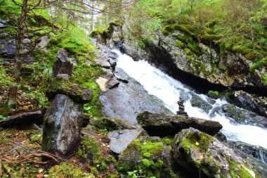 Karelya 'da taşlardan akan şelale