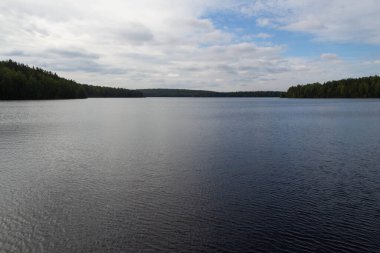 Ormanın yakınındaki büyük göl.