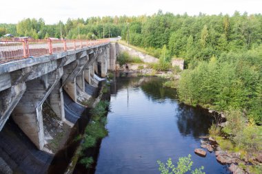 Nehir kenarındaki hidroelektrik santrali.