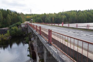 Nehir kenarındaki hidroelektrik santrali.