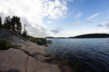 Büyük bir gölün üzerindeki büyük taşlar.