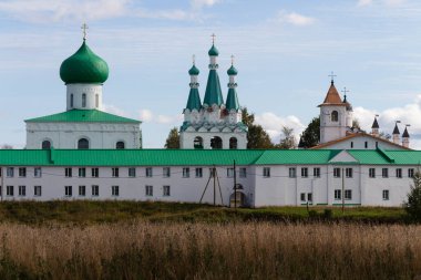 Yeşil çatılı güzel beyaz manastır.