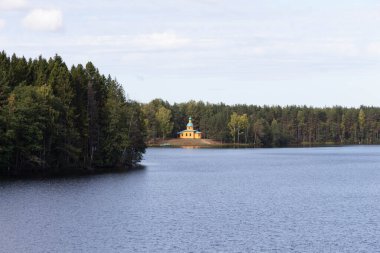 Gölün diğer tarafındaki kilise.