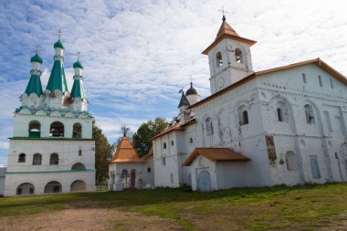 Yeşil çatılı güzel beyaz manastır.