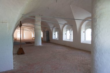 Manastırın içinde beyaz duvarlı bir oda.