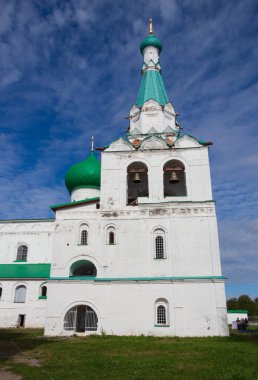 Yeşil çatılı güzel beyaz manastır.
