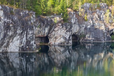 Karelia 'da taşlı göl