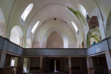 Ormandaki terk edilmiş kilise.