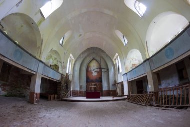 Ormandaki terk edilmiş kilise.