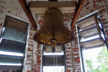 Terk edilmiş bir kilisede çan kulesi.