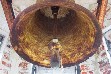 Terk edilmiş bir kilisede çan kulesi.