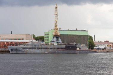 Büyük gemiler limanda.