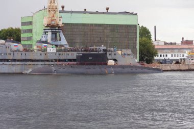 Büyük gemiler limanda.