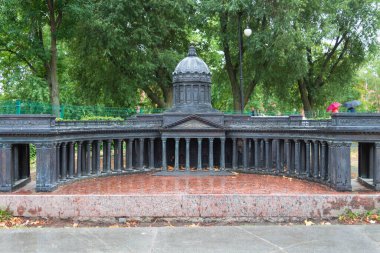 Şehirdeki binaların demir minyatürleri