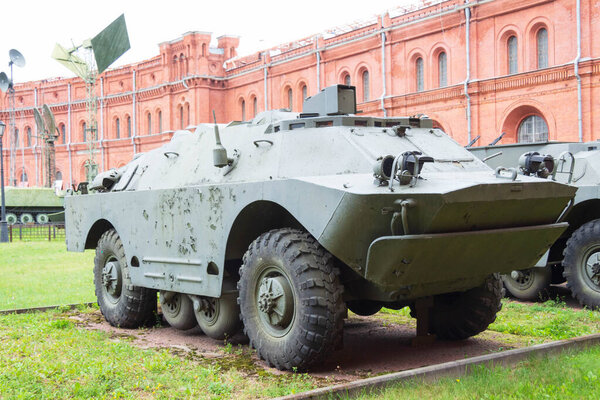 старый военный транспорт темно-зеленый