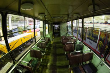 Eski ahşap bir tramvayda