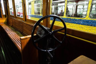 Eski ahşap bir tramvayda