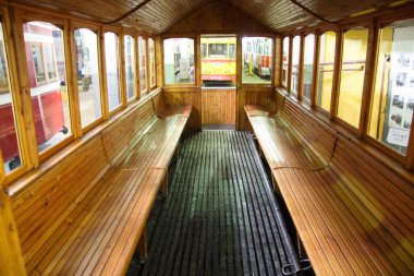 Eski ahşap bir tramvayda