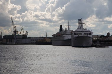 Limanda büyük bir yolcu gemisi