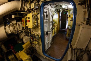 Denizaltının içindeki aygıt ve odalar