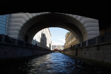 Neva nehri ve köprülerin manzarası