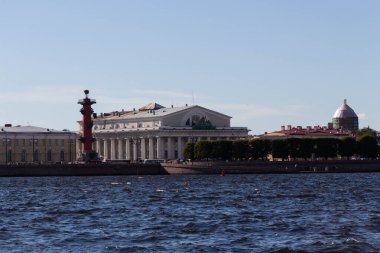 Şehirdeki binalar nehir manzaralı.