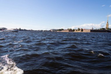 Neva nehri ve köprülerin manzarası