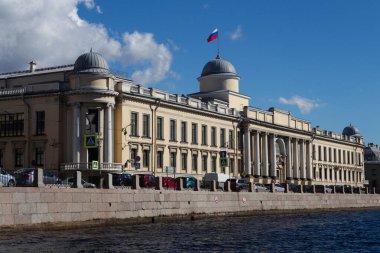 Şehirdeki binalar nehir manzaralı.