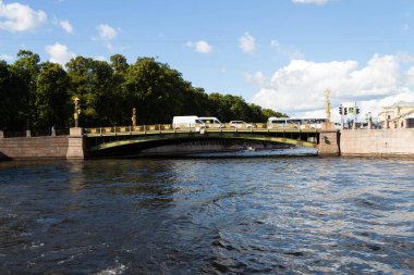 Neva nehri ve köprülerin manzarası