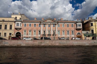 Şehirdeki binalar nehir manzaralı.