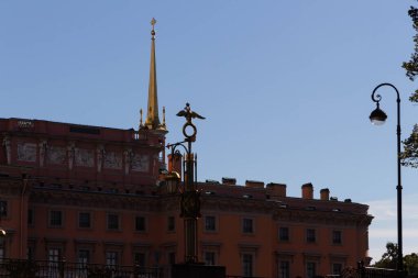 Binanın keskin kulesi.