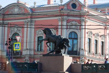 Demir at ve atlı köprüde.