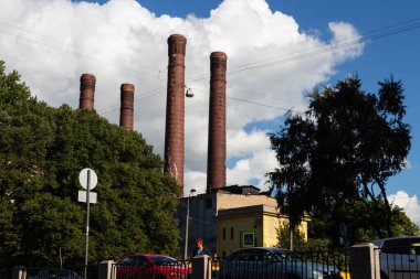 Şehirdeki binalar nehir manzaralı.