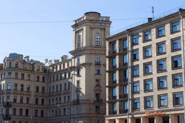 Şehirdeki binalar nehir manzaralı.