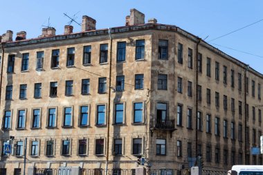 Şehirdeki binalar nehir manzaralı.