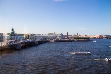 Gün batımında şehir manzarası yükseklikten