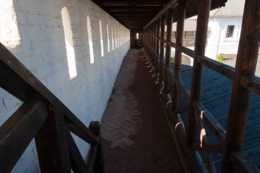 Manastırda merdivenler ve geçitler