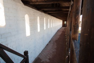 Manastırda merdivenler ve geçitler