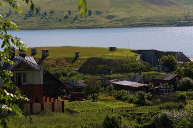 Nehrin ve köyün üst manzarası.