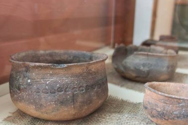 Raftaki eski metal kaplar