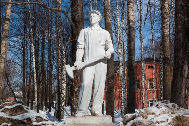 Şehirde duran heykel